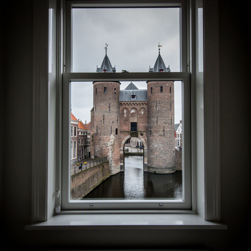 Interieur Deventers stadspand met uitzicht door kozijnen richting Lebuïnuskerk