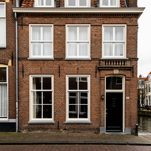 Vrijstaande woning in Hattem met nieuwe witte kunststof kozijnen en houtlook accenten